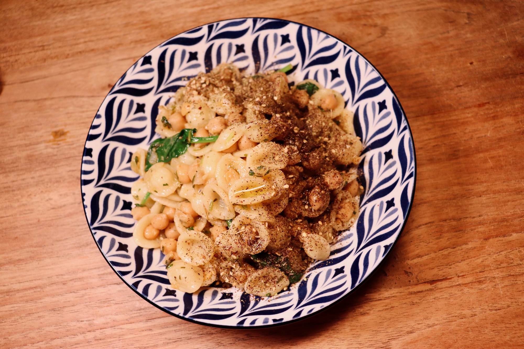 Vegan pasta met kikkererwten, citroen en spinazie