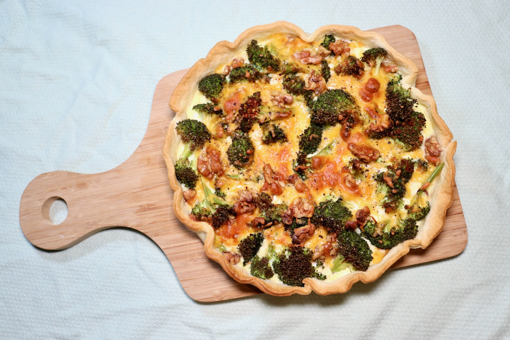 Hartige taart met broccoli, walnoot en rode ui